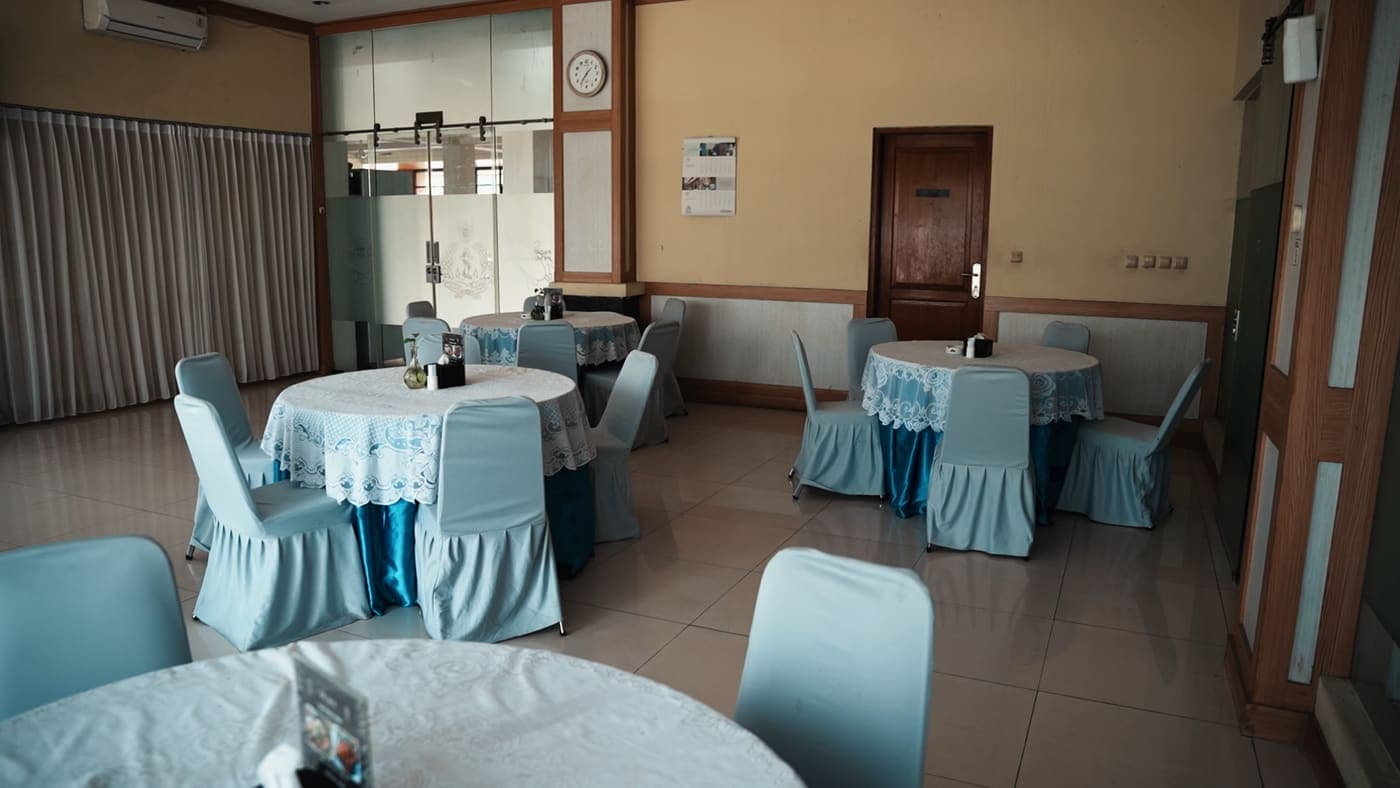 Ruang VIP N&R Restaurant dengan meja bundar