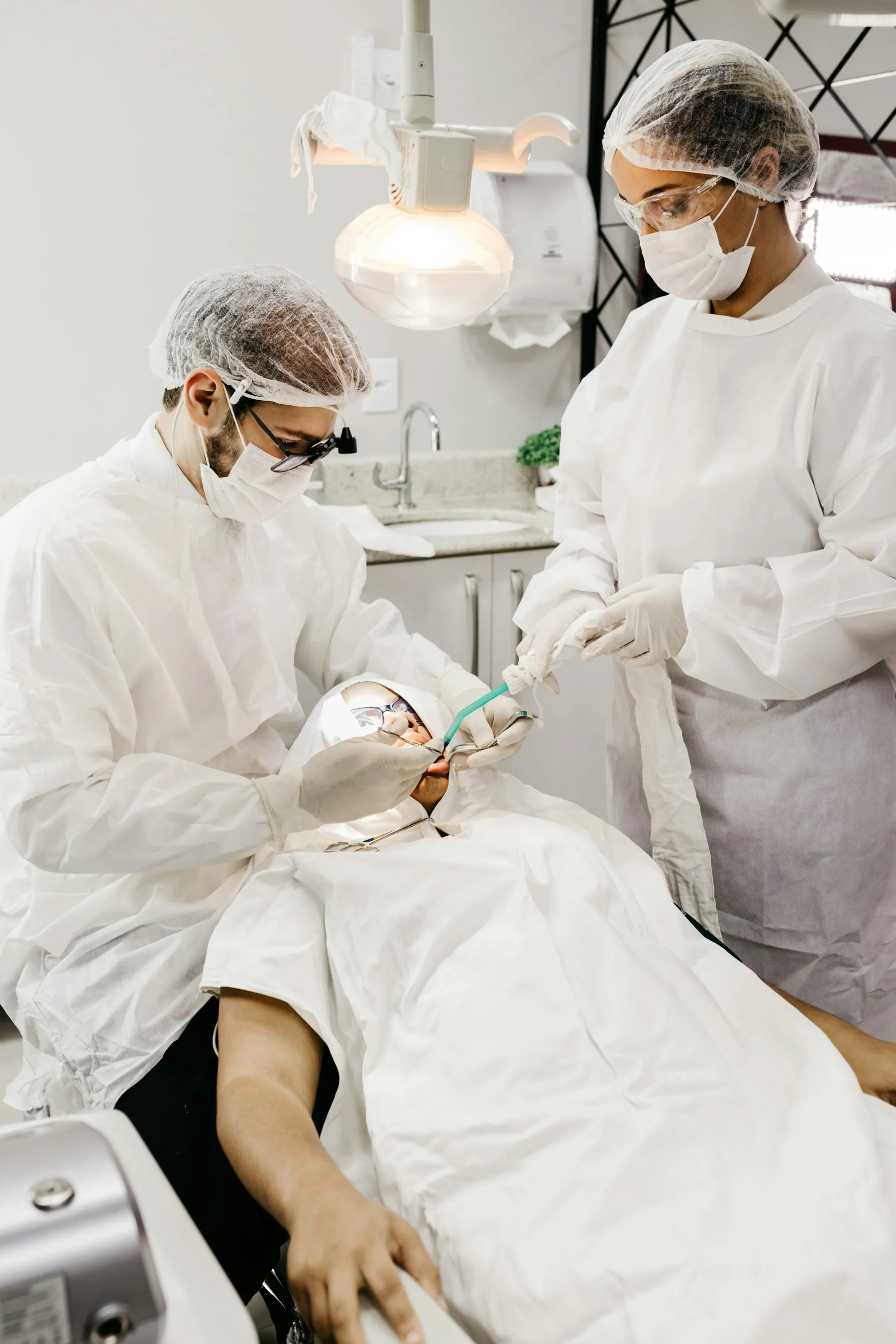 Tim dokter gigi sedang melakukan perawatan